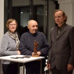 Milda ir Genadijus Kovaliovai dovanoja L.Žuklio skulptūrėlę - D.Žuklytės nuotrauka